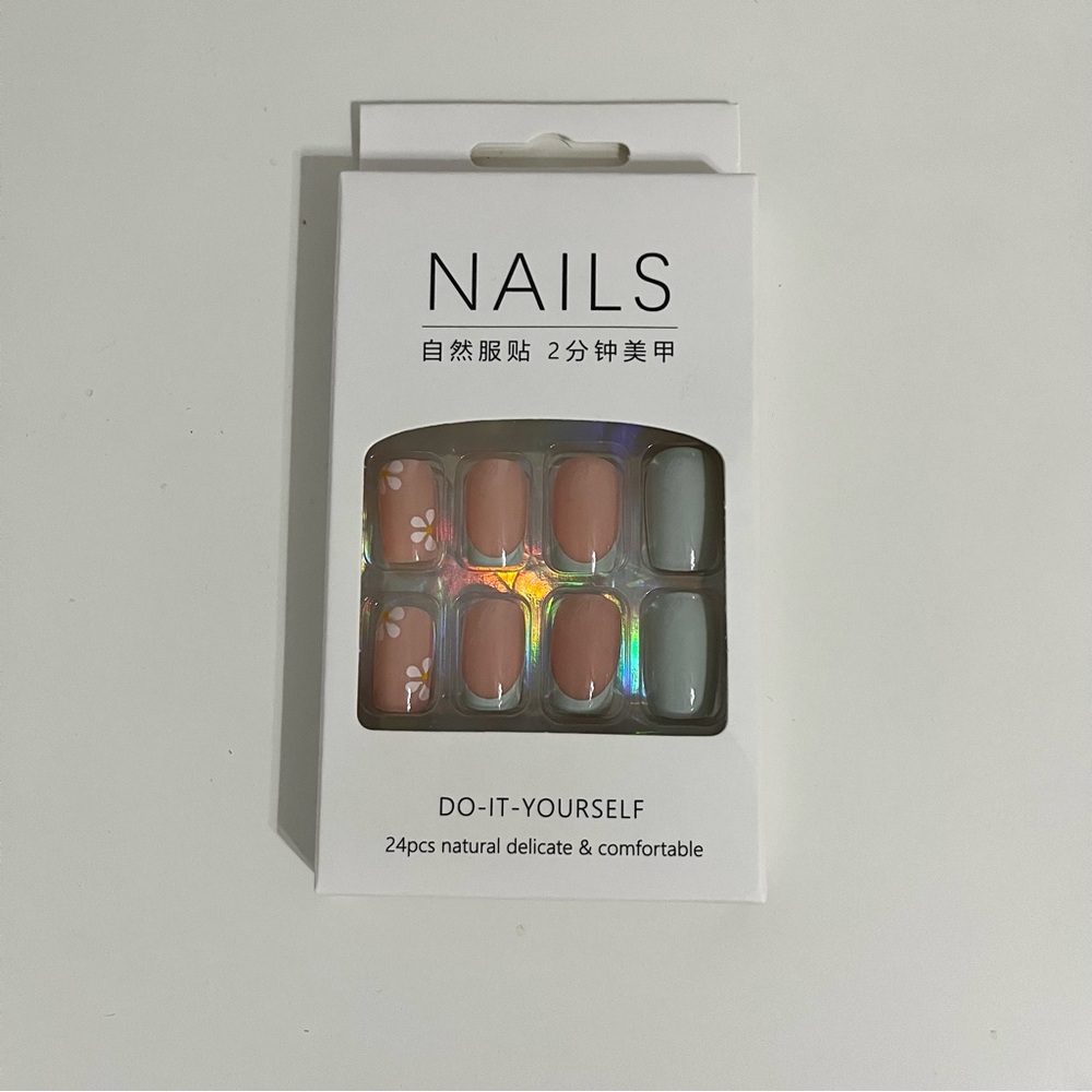 NIB Press-On Nail Set in Floral and Green French Tip 24 Pc